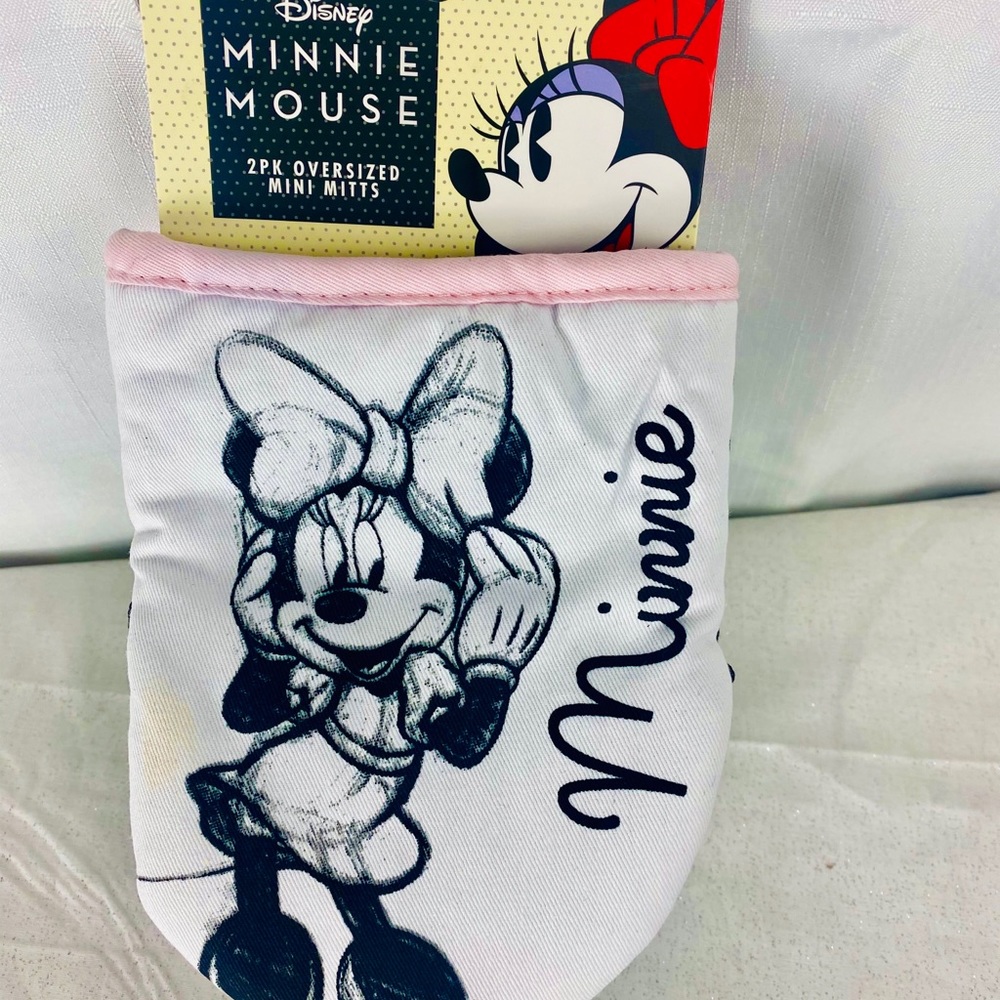 Minnie Mouse 2 Pack Kitchen mitts. - Picture 3 of 5